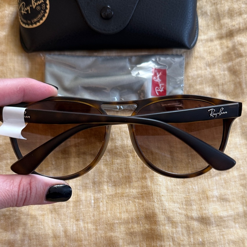 Ray-Ban Brown Gradient Lens Sunglasses with Black Case - Picture 5 of 16